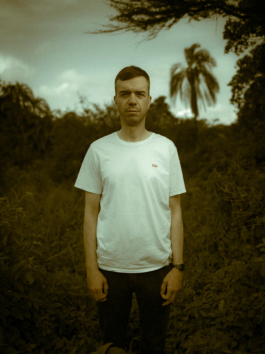 Matze Hielscher vom Podcast Hotel Matze fotografiert in Kenia auf der Reise der Neven Subotic Stiftung. Matze steht zentriert in Steppenumgebung